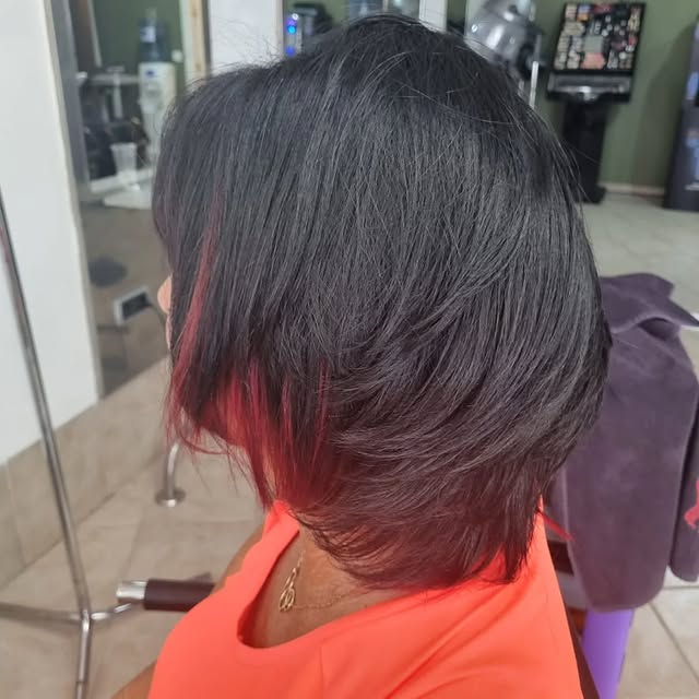 Cabello corto en estilo moderno con detalles rojizos en Peluquería Ritual.