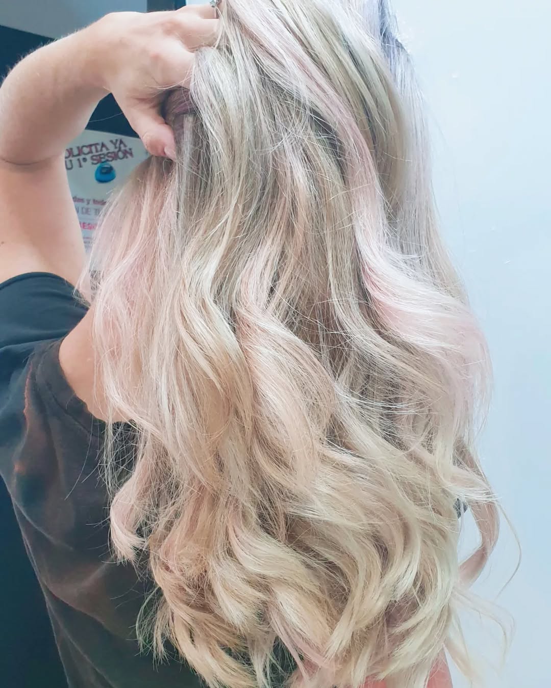 Peinado rubio con ondas, mostrando resultados de calidad en peluquería y estética en Puerto del Carmen Las Palmas.