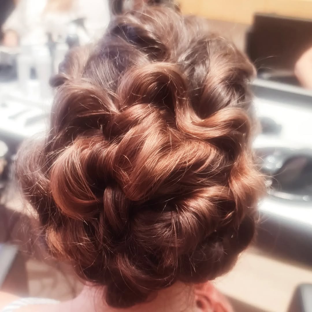 Recogido trenzado elegante para eventos especiales, destacando la especialidad en bodas y eventos de peluquería y estética en Puerto del Carmen Las Palmas.