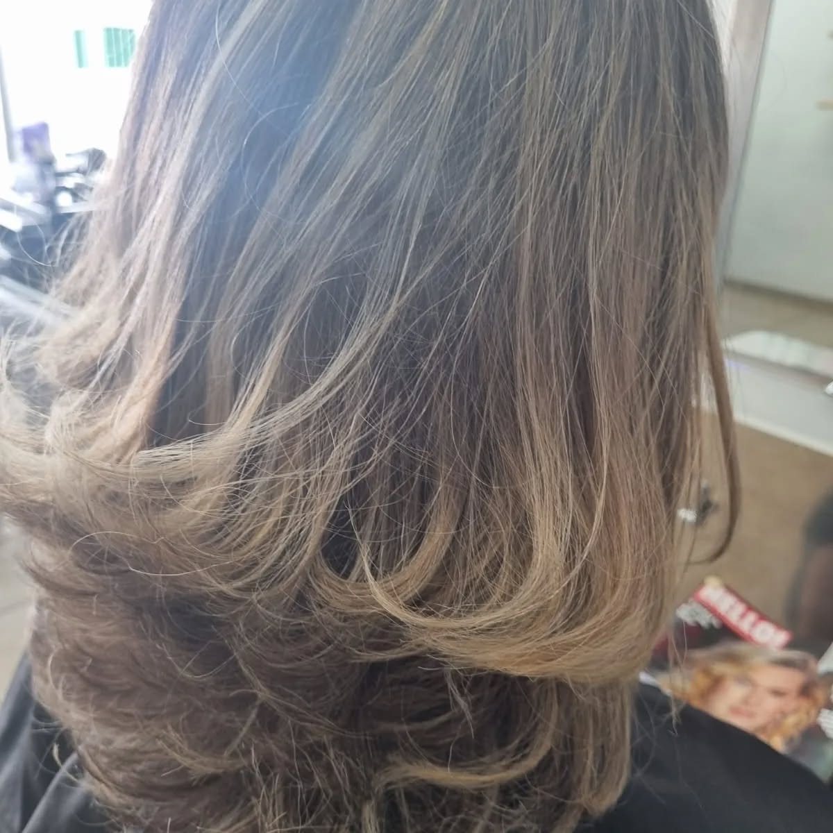 Cabello con capas suaves y reflejos cálidos en Peluquería Ritual.